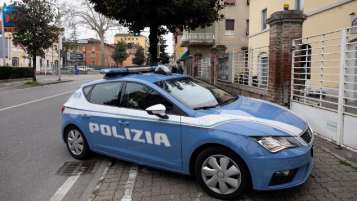 Porta fuori il cane e viene scippato