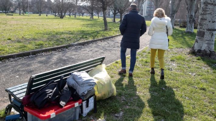 Il senzatetto e la coppia che da sei mesi gli porta cena e calore
