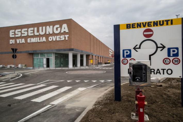 Il vigilante la sorprende a rubare, lei reagisce a pugni in faccia: denunciata (E non &egrave; la sola)