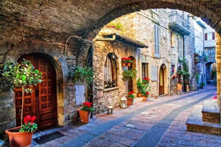 Spello, il fascino effimero e  sfuggente di un borgo che si riempie di fiori