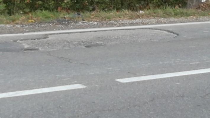 Appello dei cittadini: &laquo;Riparate le buche sulla via Spezia&raquo;