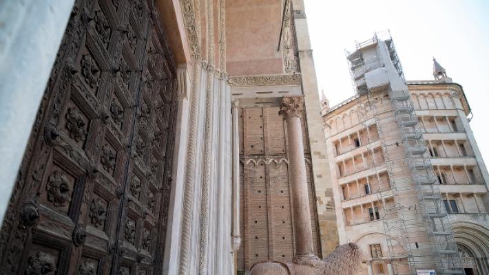 Imbratt&ograve; il Battistero con una scritta: dovr&agrave; pagare 400 euro di multa