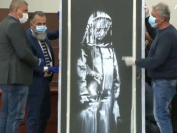 Banksy rubato al Bataclan e ritrovato in Italia, 6 arresti