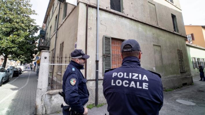 Murati gli accessi della &laquo;casa verde&raquo; in via Trento