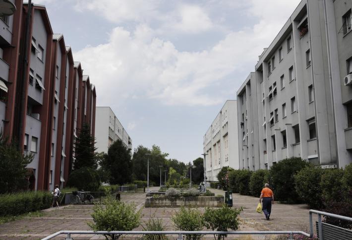 Insulti e porte distrutte: poi quelle coltellate