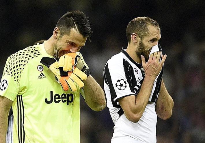 Juve, Buffon e Chiellini rinnovano fino al 2021  