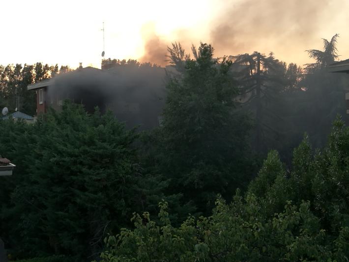 Fiamme su un balcone in via Hiroshima