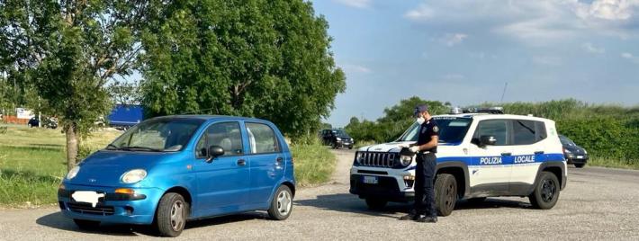 Anziano, senza soldi, con l'auto in panne: soccorso dalla Polizia locale