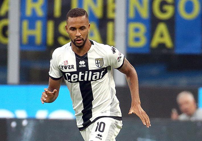 Hernani Azevedo Junior rinnova il contratto con il Parma per due anni 