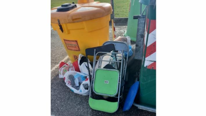 Aveva il vizio di abbandonare i rifiuti: colto sul fatto