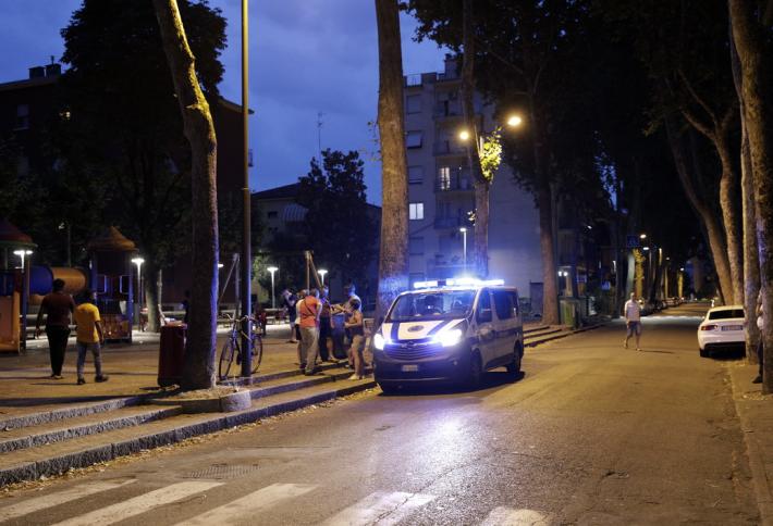 Via Milano, bambino di 3 anni investito da un'auto: &egrave; grave