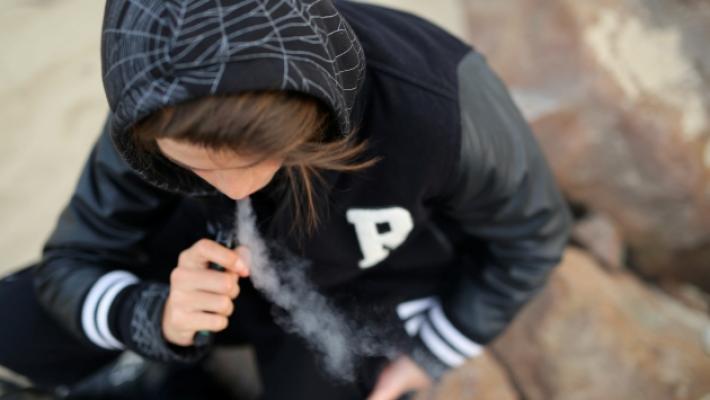Gi&agrave; a 11 anni fumano le &laquo;monouso&raquo;