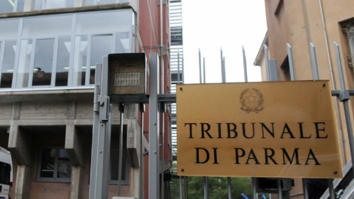 Picchia la ex da minore e da maggiorenne: due processi