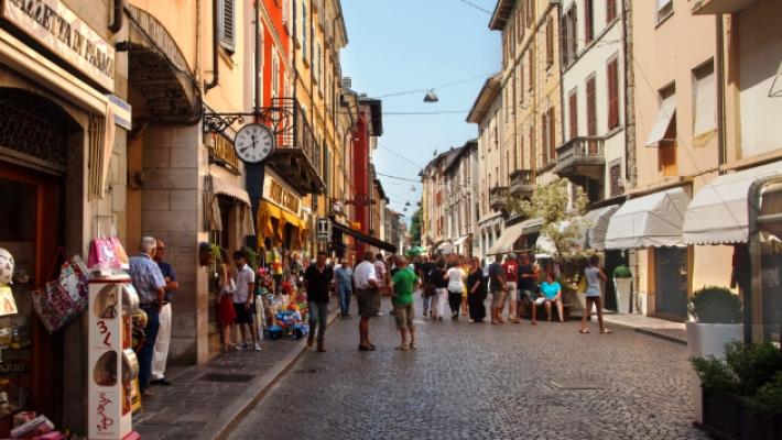 L'appello: &laquo;Comuni uniti per salvaguardare i piccoli negozi&raquo;