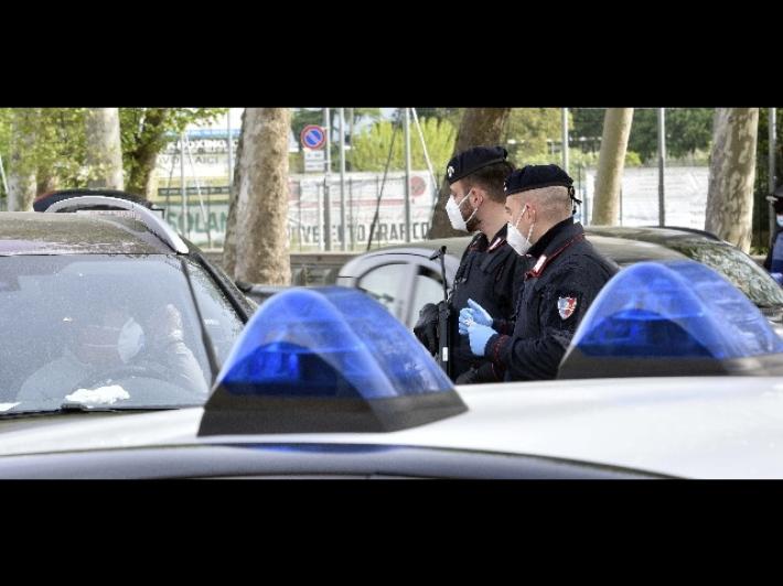 Fanno saltare il  bancomat e scappano con il denaro