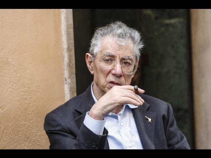 Umberto Bossi  ricoverato in ospedale a Varese, non &egrave; grave