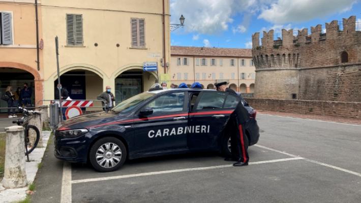 Va al bar, fa colazione e ruba la giacca al titolare: denunciato