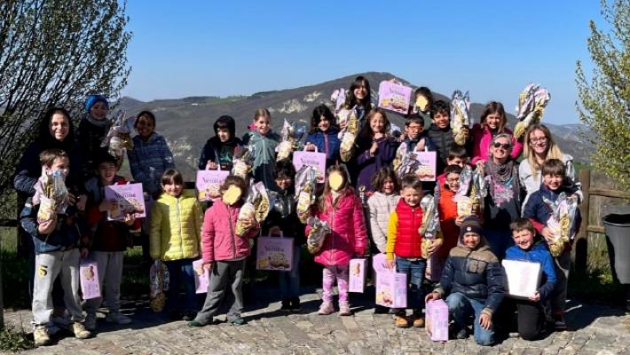 Uova e colombe: i doni di un misterioso benefattore per gli alunni di Selva