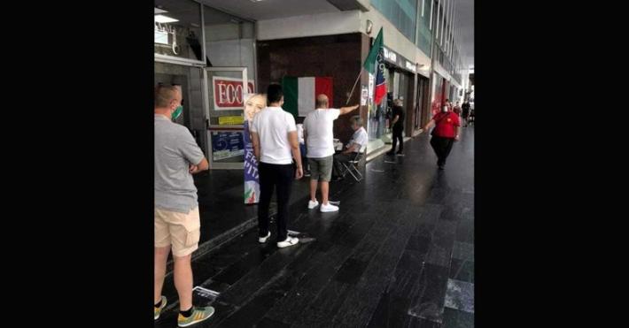Saluto romano al banchetto di FdI (in via Mazzini): la protesta sul web