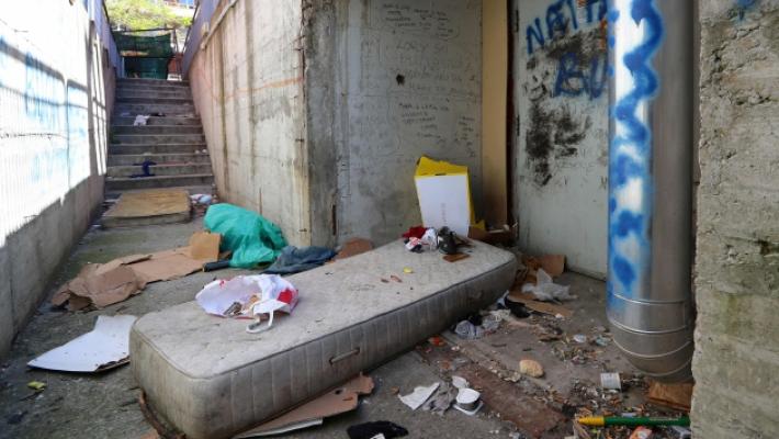 Materassi e immondizie: un bivacco vicino al Duc