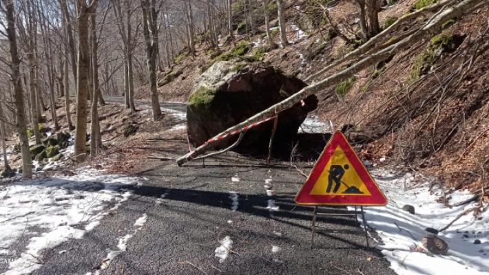 Strada chiusa al Passo del Chiodo per un grosso masso precipitato