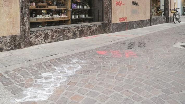 Piazzale Cervi, &laquo;dipinge&raquo; muri e asfalto &laquo;Esprimo la mia naturale vena artistica&raquo;