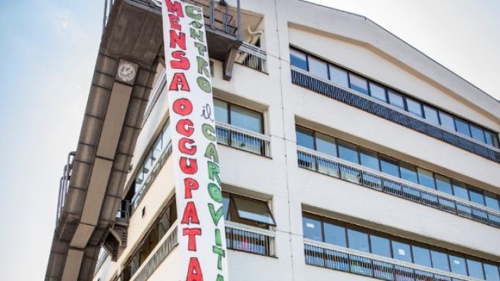 Pasti sempre pi&ugrave; cari: occupata la mensa universitaria