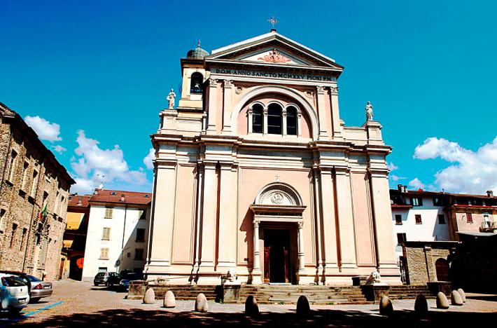 Anziano fa retromarcia e  investe una 81enne:  fortunatamente solo ferite modeste