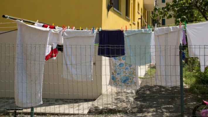Fidenza, ladri in un condominio: rubano anche i panni stesi