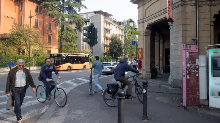 Scippata, insegue il ladro in bicicletta