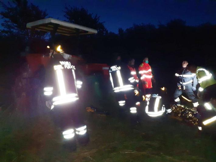 Trattore si ribalta a Bardi