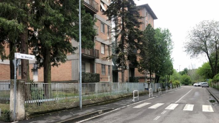Via Malvisi, morto in casa da giorni