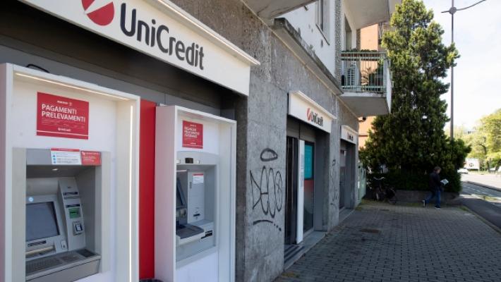 &laquo;Mi ha aggredito mentre prelevavo al bancomat&raquo;. Rapina in via Montebello, parla la vittima 