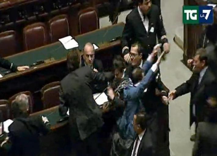 Dambruoso si scusa con Loredana Lupo: biglietto e mazzo di rose