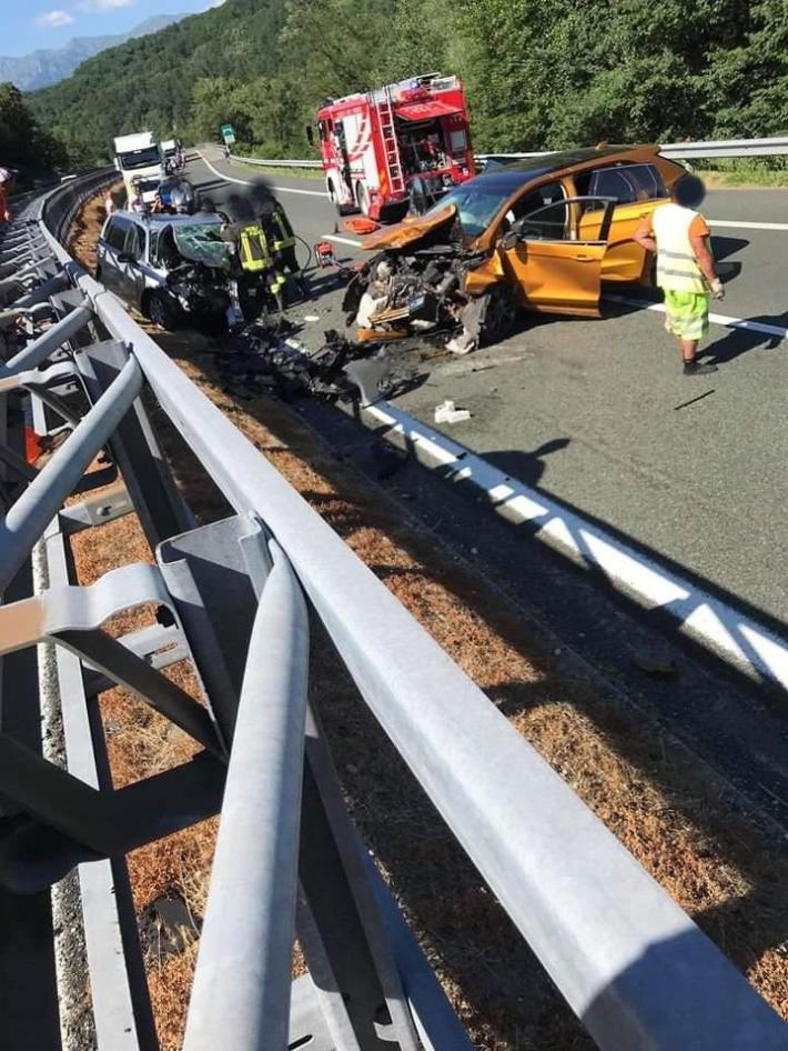 Scontro frontale, due morti