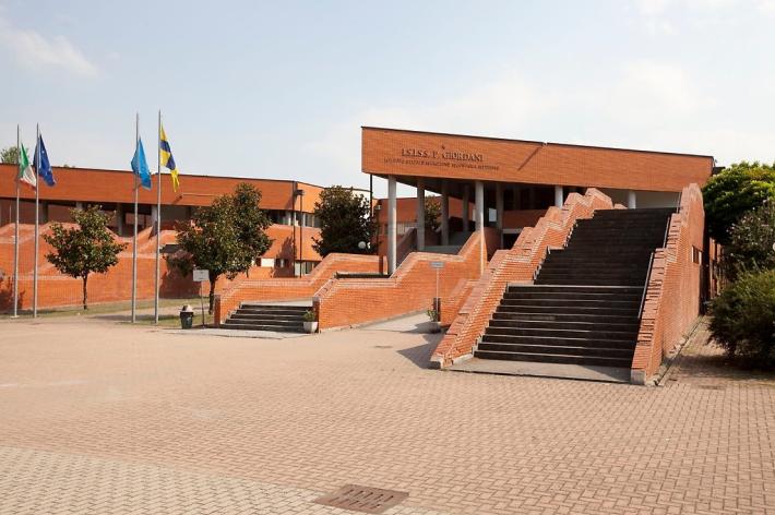 Vandali ignoti allagano un piano del "Giordani"