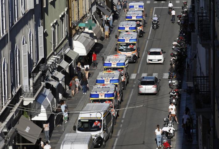 Ora &egrave;  un video il  corteo  di 30 ambulanze per ricordare le vittime del Covid - Video 