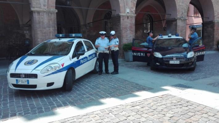Fidenza, ladro in fuga rincorso con un'ascia