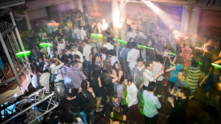 Picchi&ograve; un ragazzo al Bebop lasciandogli una cicatrice sul volto, buttafuori 23enne condannato