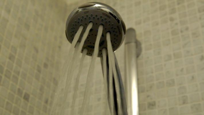 Residenti esasperati: &laquo;Farsi la doccia &egrave; impossibile, ai piani alti non arriva l'acqua&raquo;