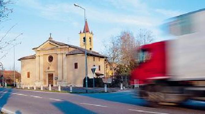 Auto fuori strada in via Mantova: grave il conducente