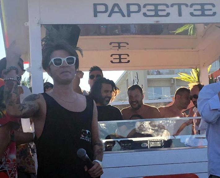 Stessa spiaggia, stesso mare: Salvini torna al Papeete