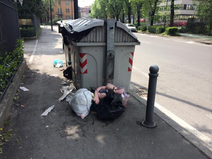 Lascia le ceneri del padre vicino a un cassonetto, denunciata 