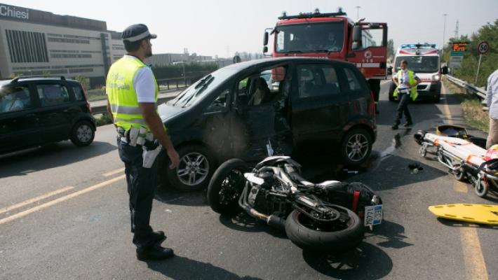 Motociclista morto sul cavalcavia dell'A1: tre dipendenti della Provincia rinviati a giudizio