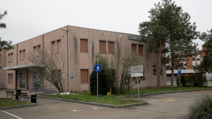 All'esame della patente con l'auricolare. Che lo fa finire in ospedale