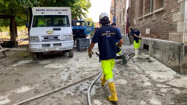 In azione tra le case sprofondate nel fango