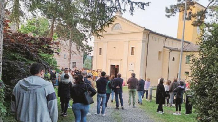 Folla al rosario per Gabriele Gallani