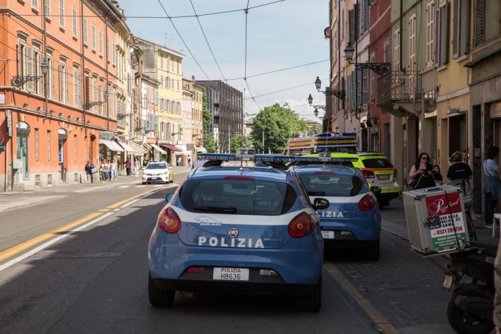 Straniero aggredito con calci e pugni