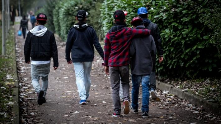 Vanno a mangiare un hamburger: due 14enni rapinati da coetanei