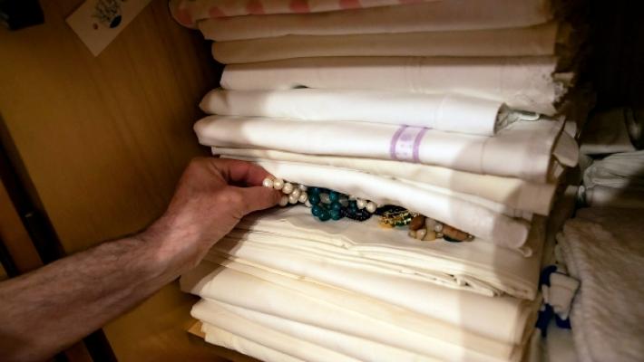 Colf ma anche ladra: in due case bottino da trentamila euro